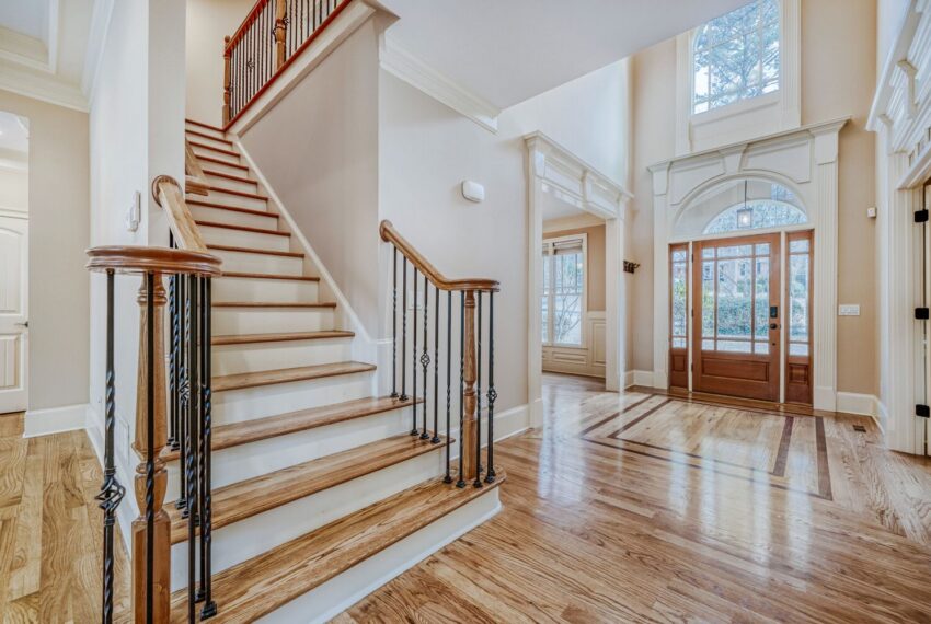 2368 Melinda Dr NE - Web Quality - 008 - 04 Foyer