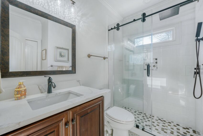 2368 Melinda Dr NE - Web Quality - 033 - 29 Bathroom