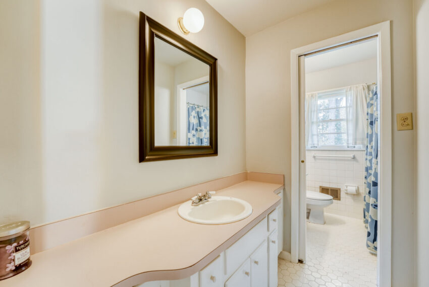 2971 Greenbrook Way ne - Web Quality - 025 - 22 Bathroom