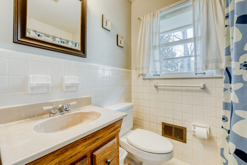 2971 Greenbrook Way ne - Web Quality - 026 - 23 Bathroom