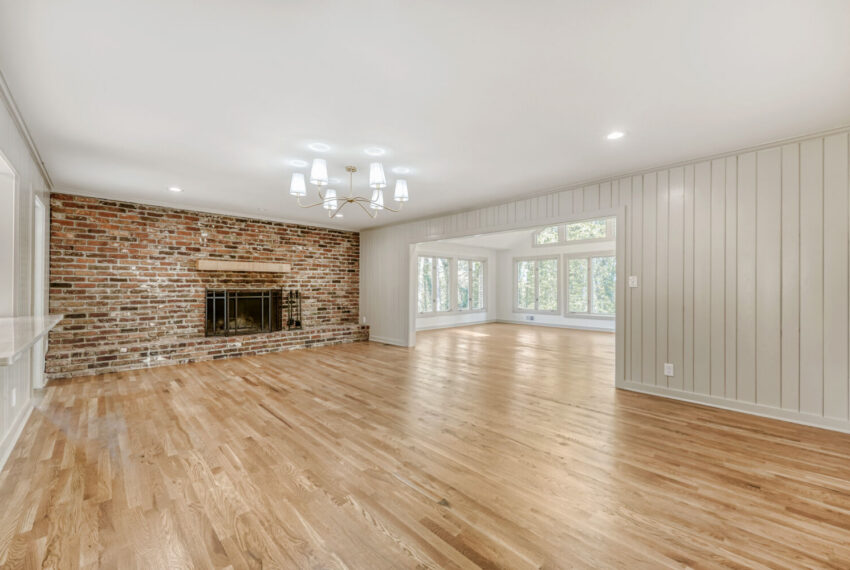 2812 Galahad Dr NE - Web Quality - 009 - 08 Living Room