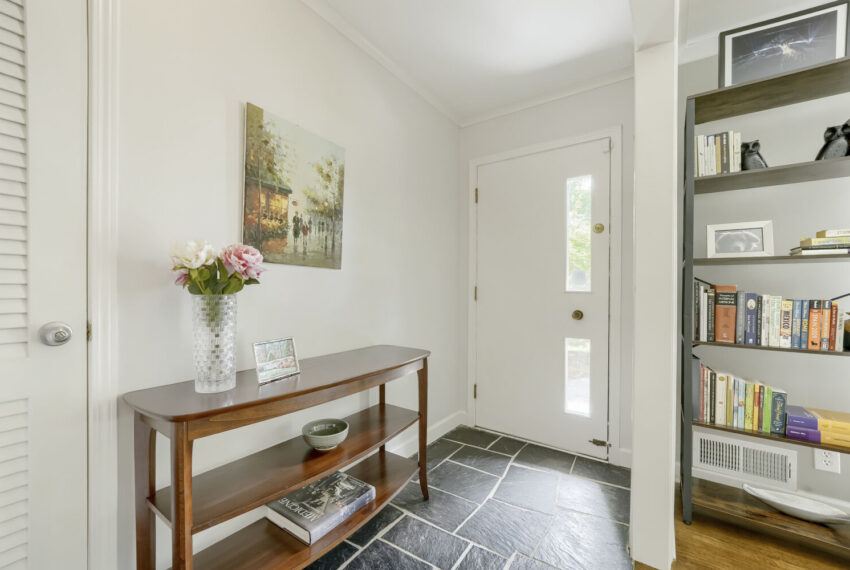 2632 Braithwood Rd NE - Web Quality - 003 - 03 Foyer