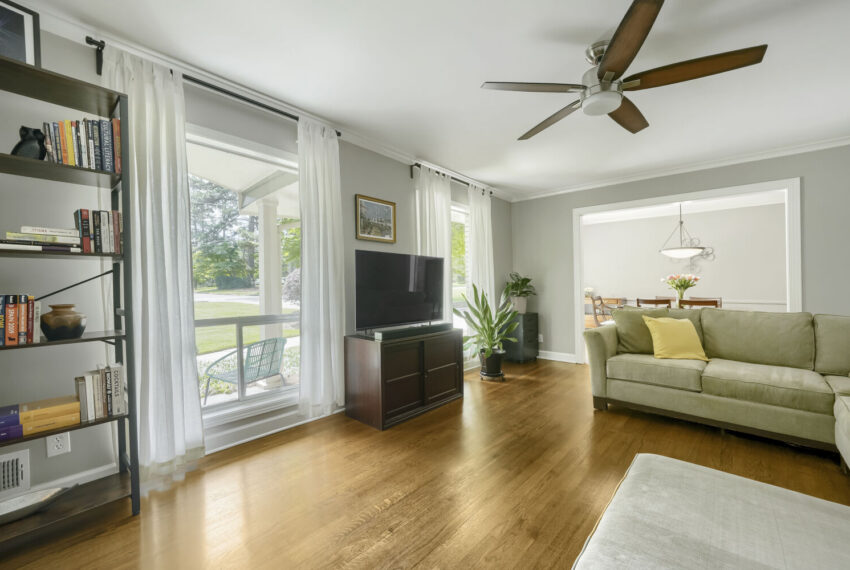 2632 Braithwood Rd NE - Web Quality - 005 - 05 Living Room
