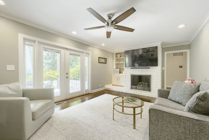2632 Braithwood Rd NE - Web Quality - 006 - 06 Living Room