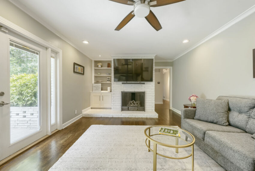 2632 Braithwood Rd NE - Web Quality - 008 - 08 Living Room