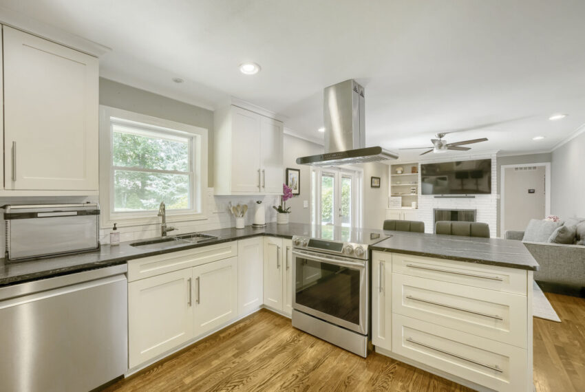 2632 Braithwood Rd NE - Web Quality - 012 - 12 Kitchen