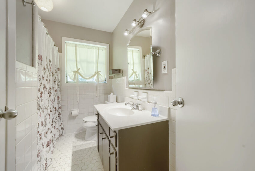 2632 Braithwood Rd NE - Web Quality - 021 - 21 Bathroom