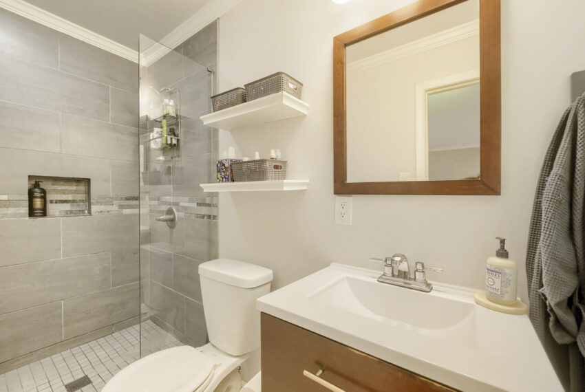 2632 Braithwood Rd NE - Web Quality - 022 - 22 Bathroom