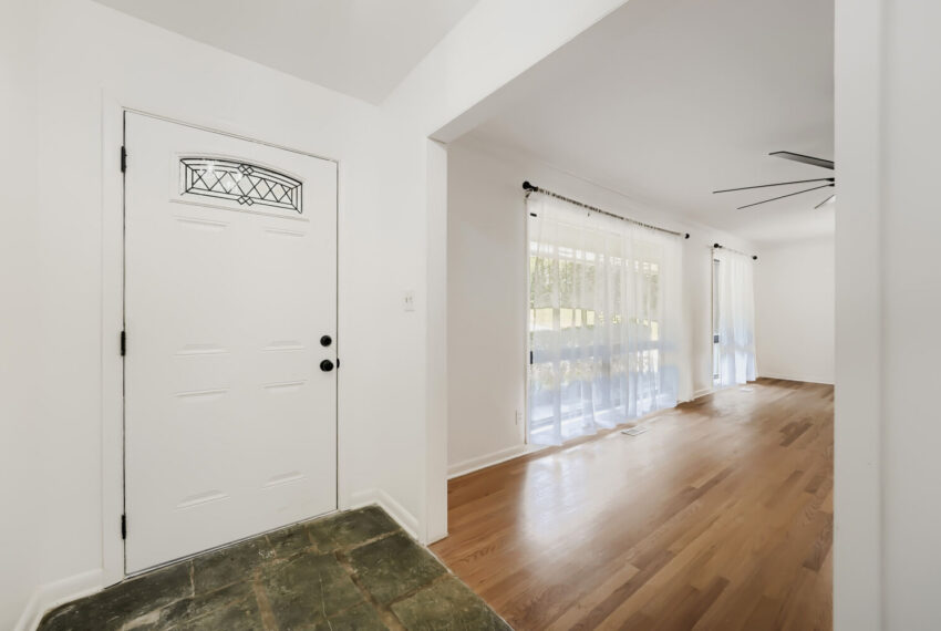 2636 Whiteleigh Court NE - Web Quality - 007 - 04 Foyer