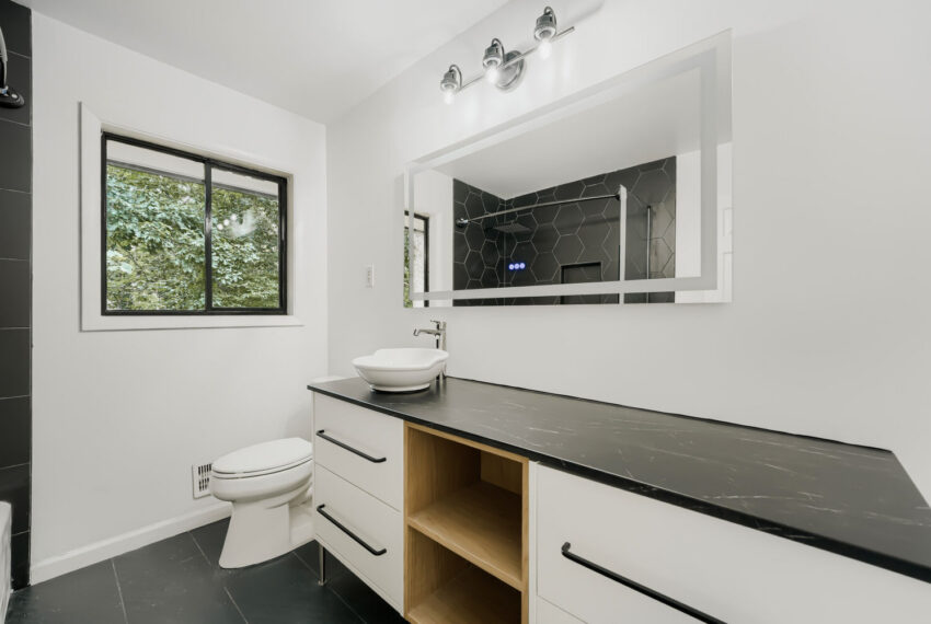 2636 Whiteleigh Court NE - Web Quality - 025 - 22 Bathroom