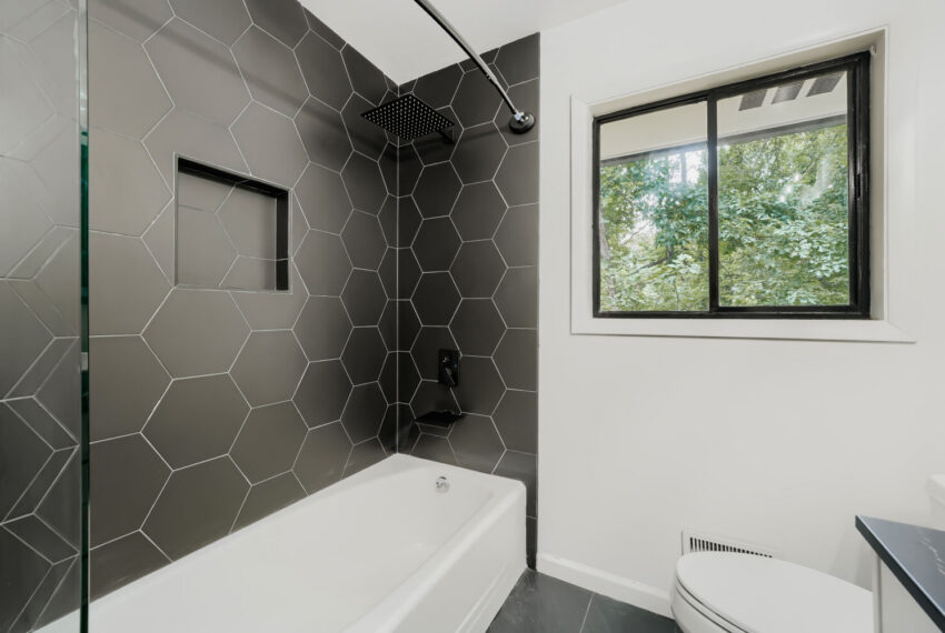 2636 Whiteleigh Court NE - Web Quality - 026 - 23 Bathroom
