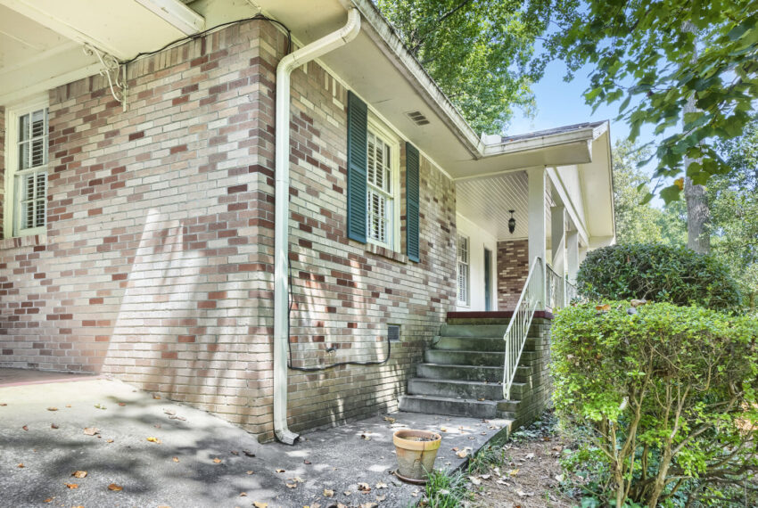 2737 Overlook Dr NE - Web Quality - 004 - 03 Exterior Front