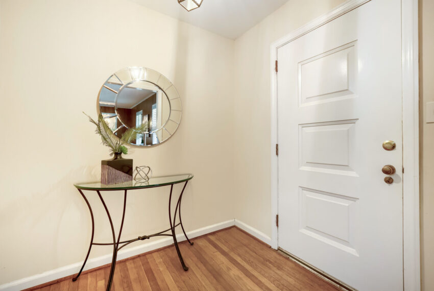 2737 Overlook Dr NE - Web Quality - 006 - 05 Foyer