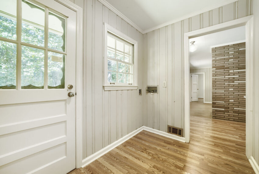 2737 Overlook Dr NE - Web Quality - 007 - 06 Foyer