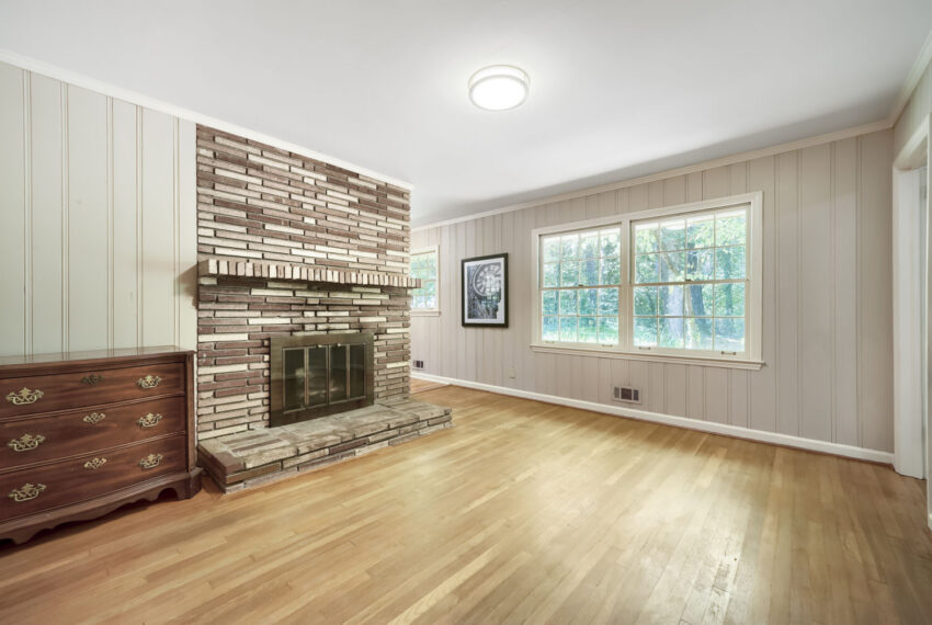 2737 Overlook Dr NE - Web Quality - 013 - 12 Living Room