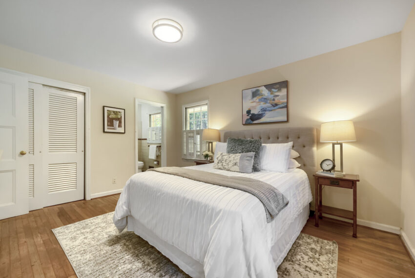 2737 Overlook Dr NE - Web Quality - 019 - 18 Primary Bedroom