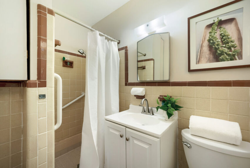2737 Overlook Dr NE - Web Quality - 020 - 19 Primary Bathroom