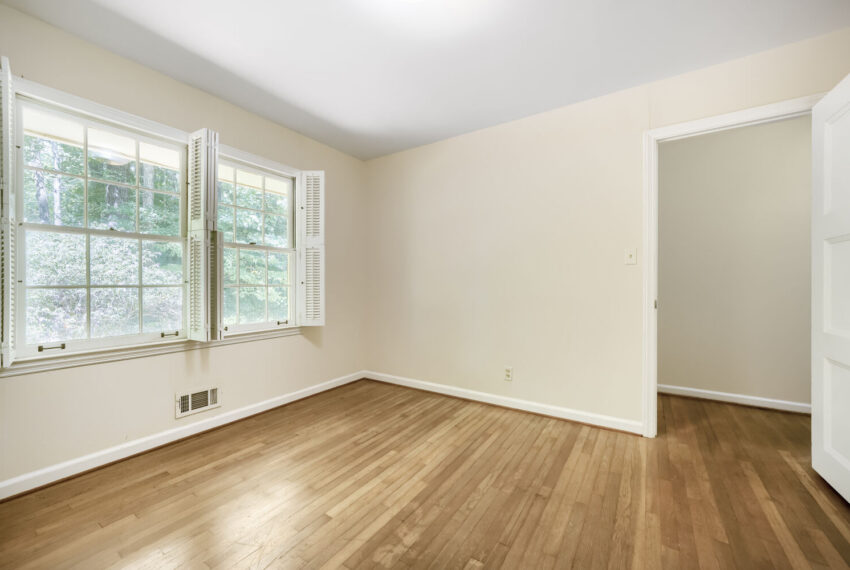 2737 Overlook Dr NE - Web Quality - 022 - 21 Bedroom