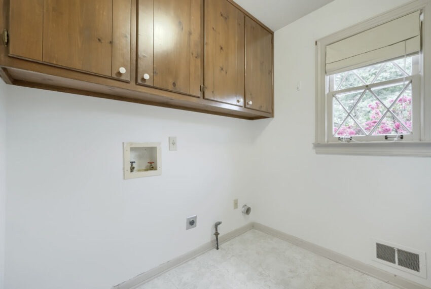 4099 Northlake Creek Cove - Web Quality - 033 - 33 Laundry Room